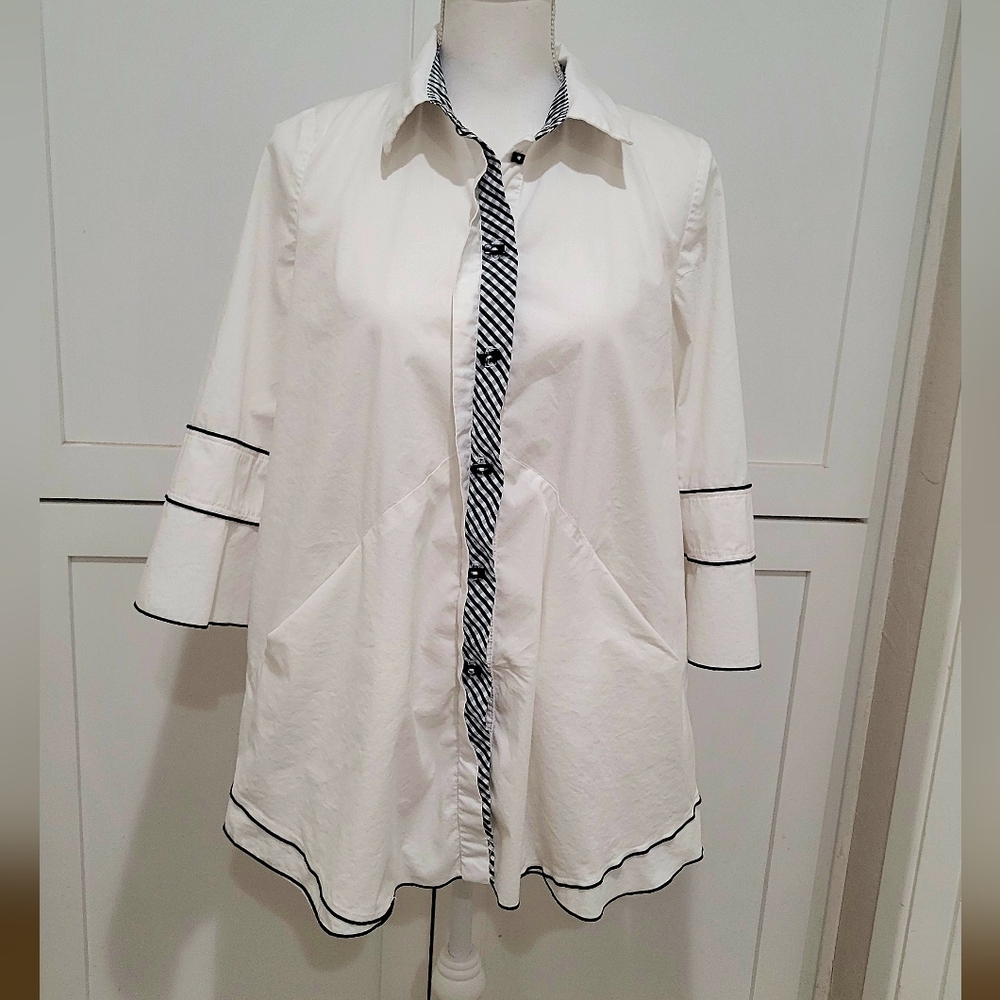 IC By Connie K White & Black Button-Front Tunic Blouse w/Contrast Trim | Size M